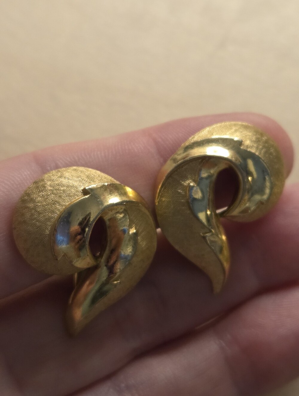 Vintage Crown Trifari Gold Tone Sculptural Swirl Clip On Earrings
